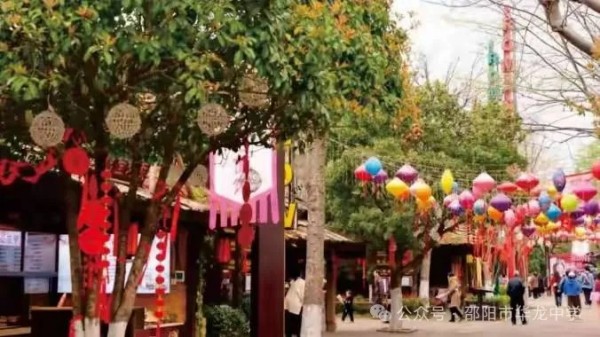 邵陽市華龍育英高級(jí)中學(xué)有限公司,邵陽中學(xué)教育,高中教育,師資雄厚,名優(yōu)教師