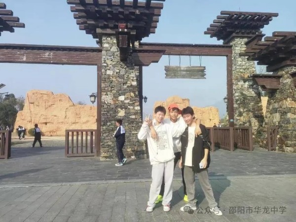 邵陽市華龍育英高級(jí)中學(xué)有限公司,邵陽中學(xué)教育,高中教育,師資雄厚,名優(yōu)教師